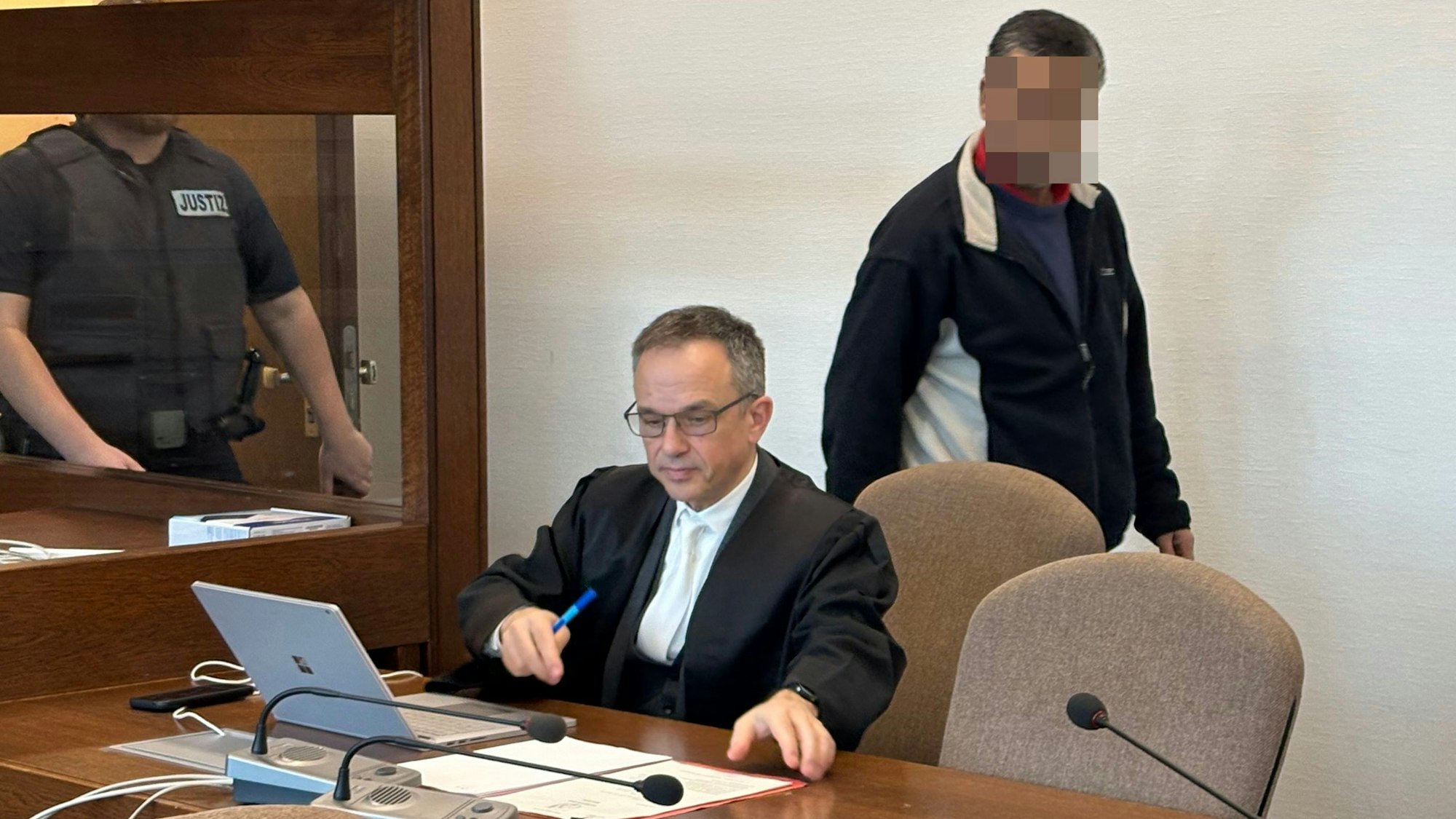 Der Angeklagte mit seinem Verteidiger beim Prozessauftakt im Kölner Landgericht