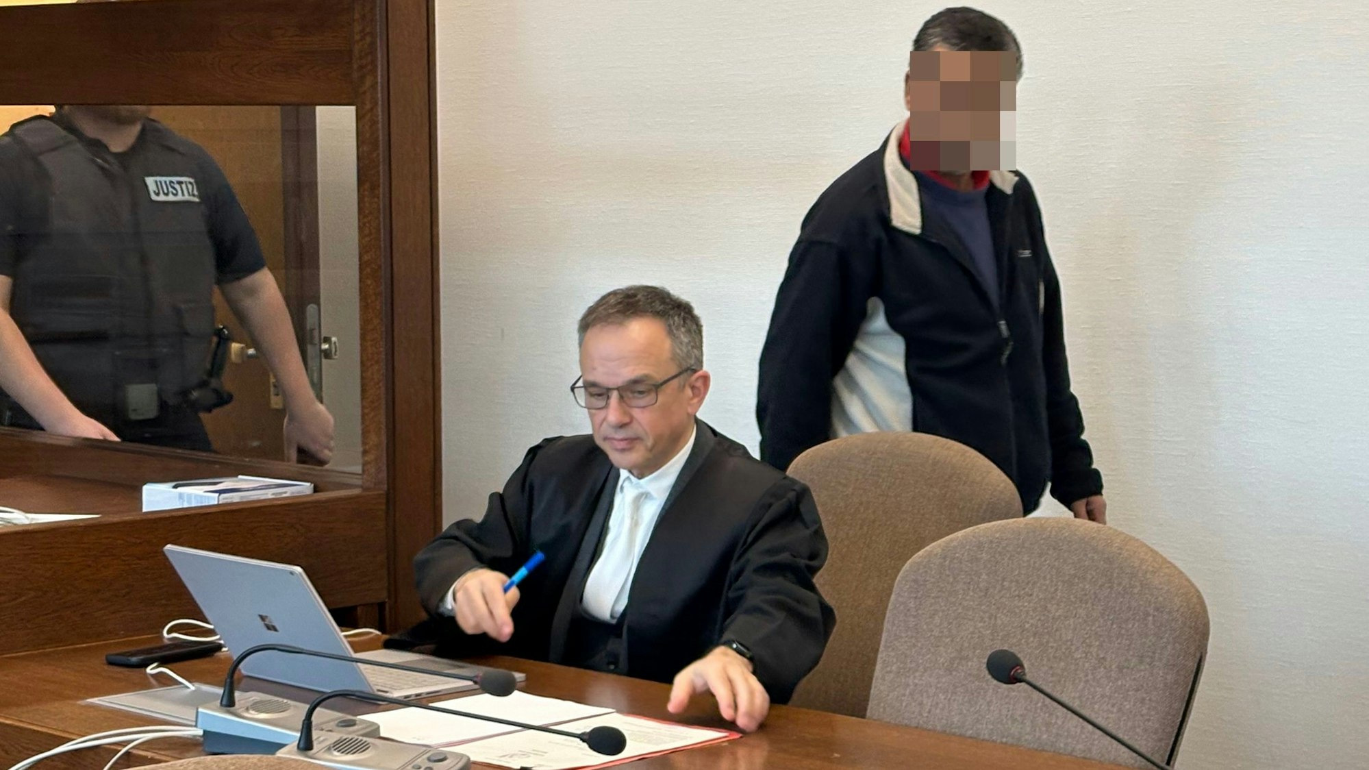 Der Angeklagte mit seinem Verteidiger beim Prozessauftakt im Kölner Landgericht