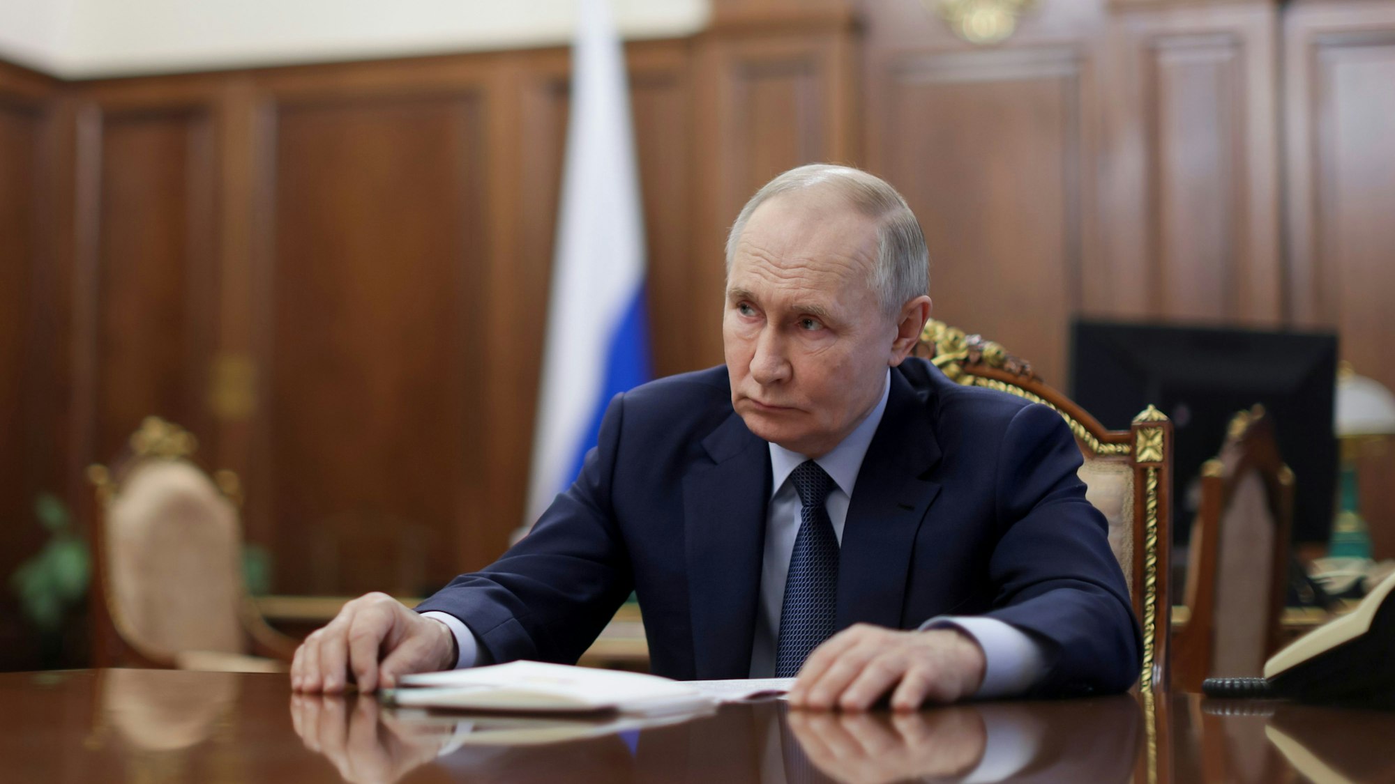 Der russische Präsident Wladimir Putin hört dem russischen Premierminister Mischustin während ihres Treffens im Kreml zu.