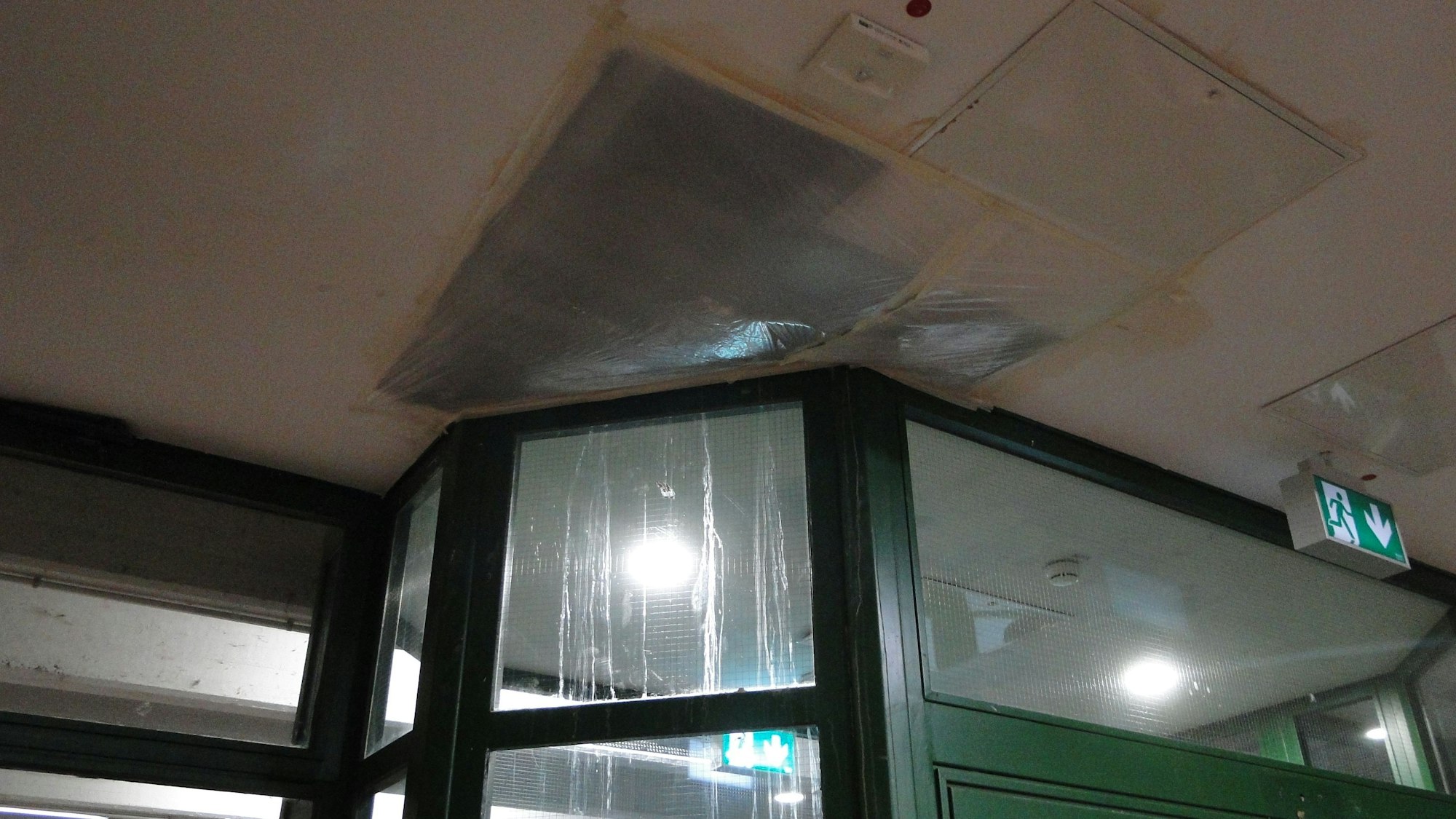 Ein undichtes Dach und lecke Rohre lassen Feuchtigkeit ins Gebäudeinnere eindringen.