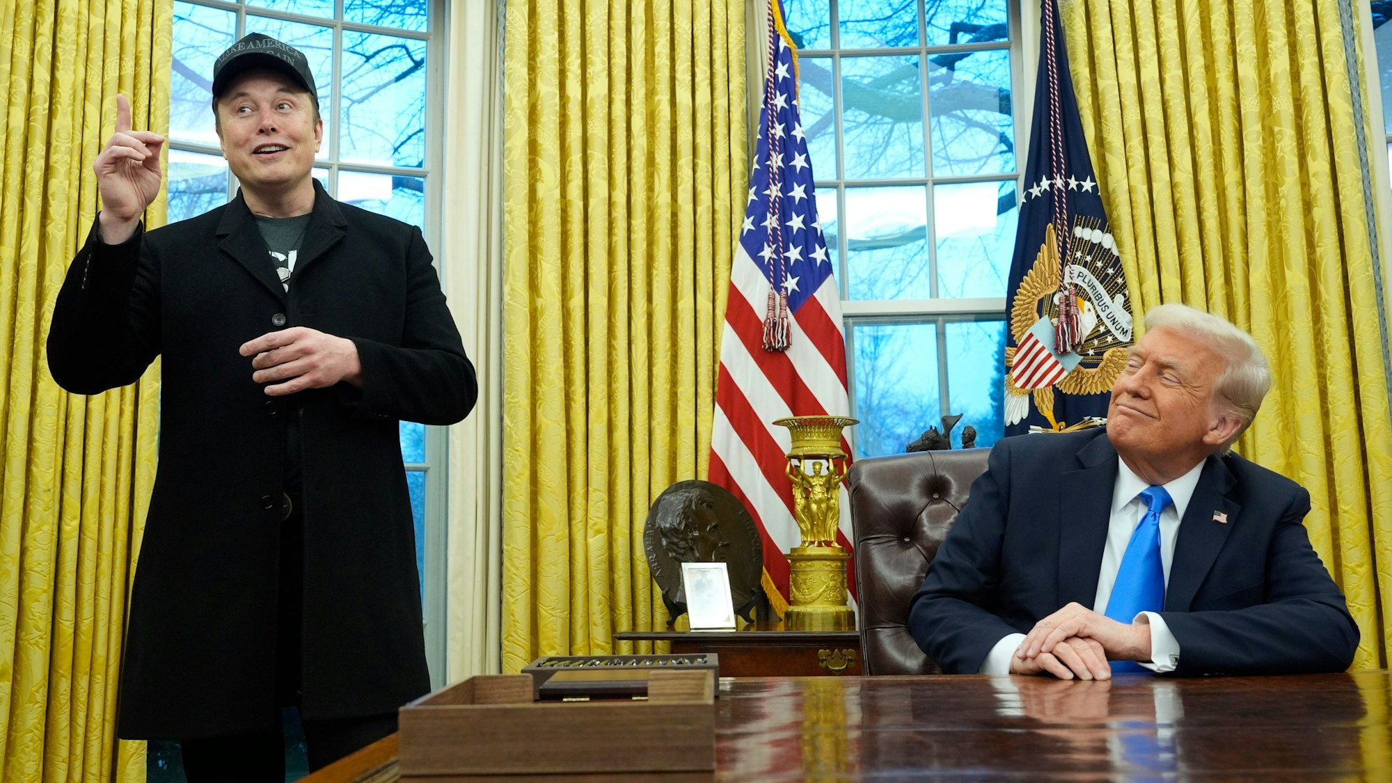 Am Dienstag präsentierte sich US-Präsident Donald Trump im Oval Office stolz gemeinsam mit Elon Musk. Der trug ein schwarzes MAGA-Käppi auf dem Kopf.