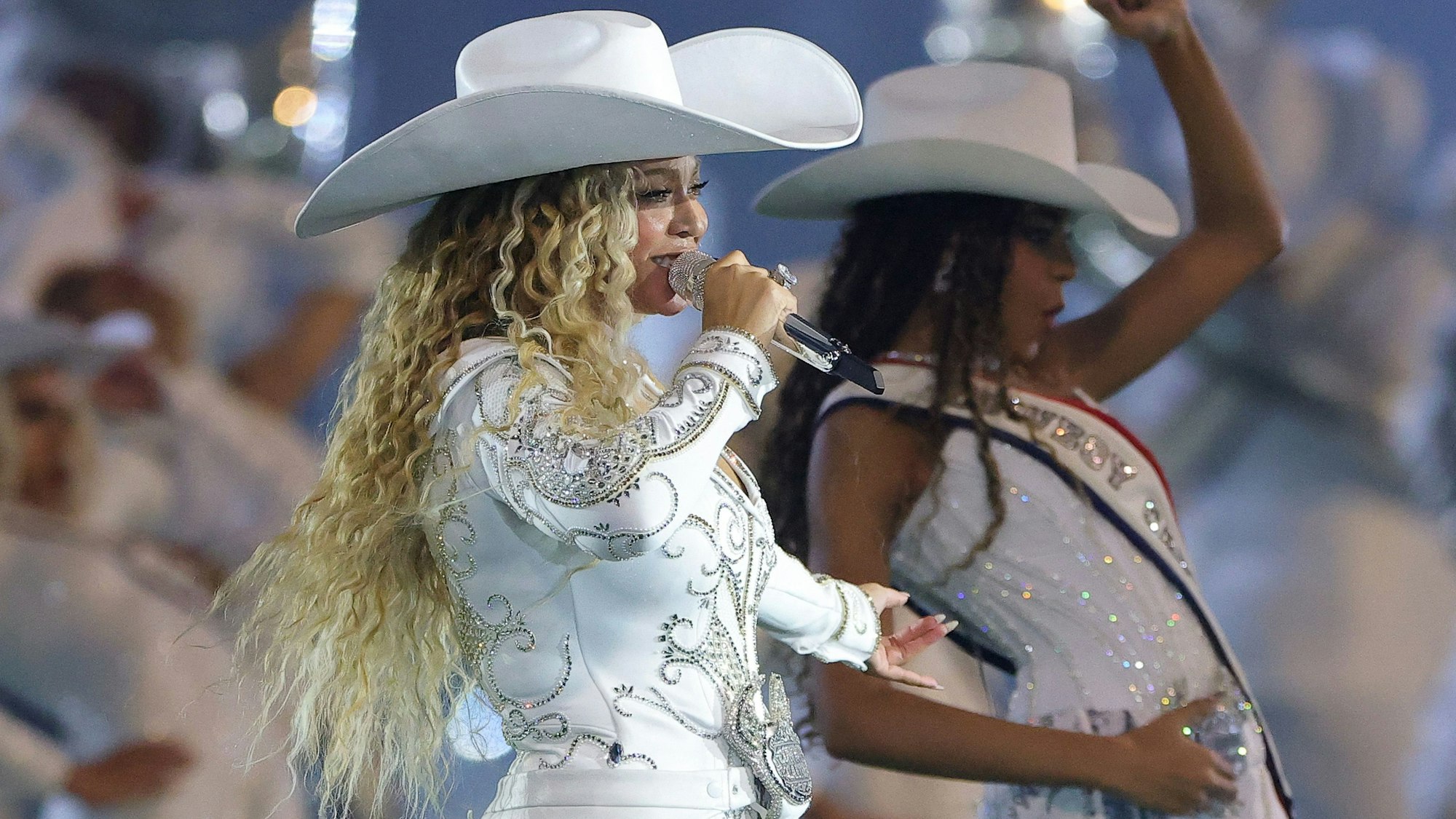 Das Foto zeigt Beyoncé und ihre Tochter Blue Ivy bei einer gemeinsamen Performance am 25. Dezember 2024 in Houston, Texas.