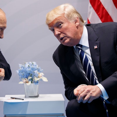 ARCHIV - 07.07.2017, NA, Hamburg: Wladimir Putin (l), Präsident von Russland, und Donald Trump, damals Präsident der USA, unterhalten sich auf dem G20-Gipfel. (zu dpa: «Moskauer Politiker: Baldiges Treffen Putins mit Trump») Foto: Evan Vucci/AP/dpa +++ dpa-Bildfunk +++