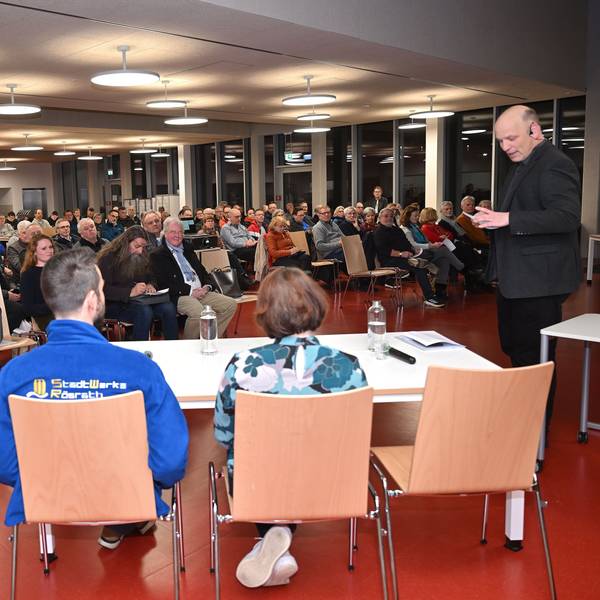 Rund 130 Interessierte kamen in die Mensa des Freiherr-vom-Stein-Schulzentrums, um sich über die Kommunale Wärmeplanung in Rösrath zu informieren.