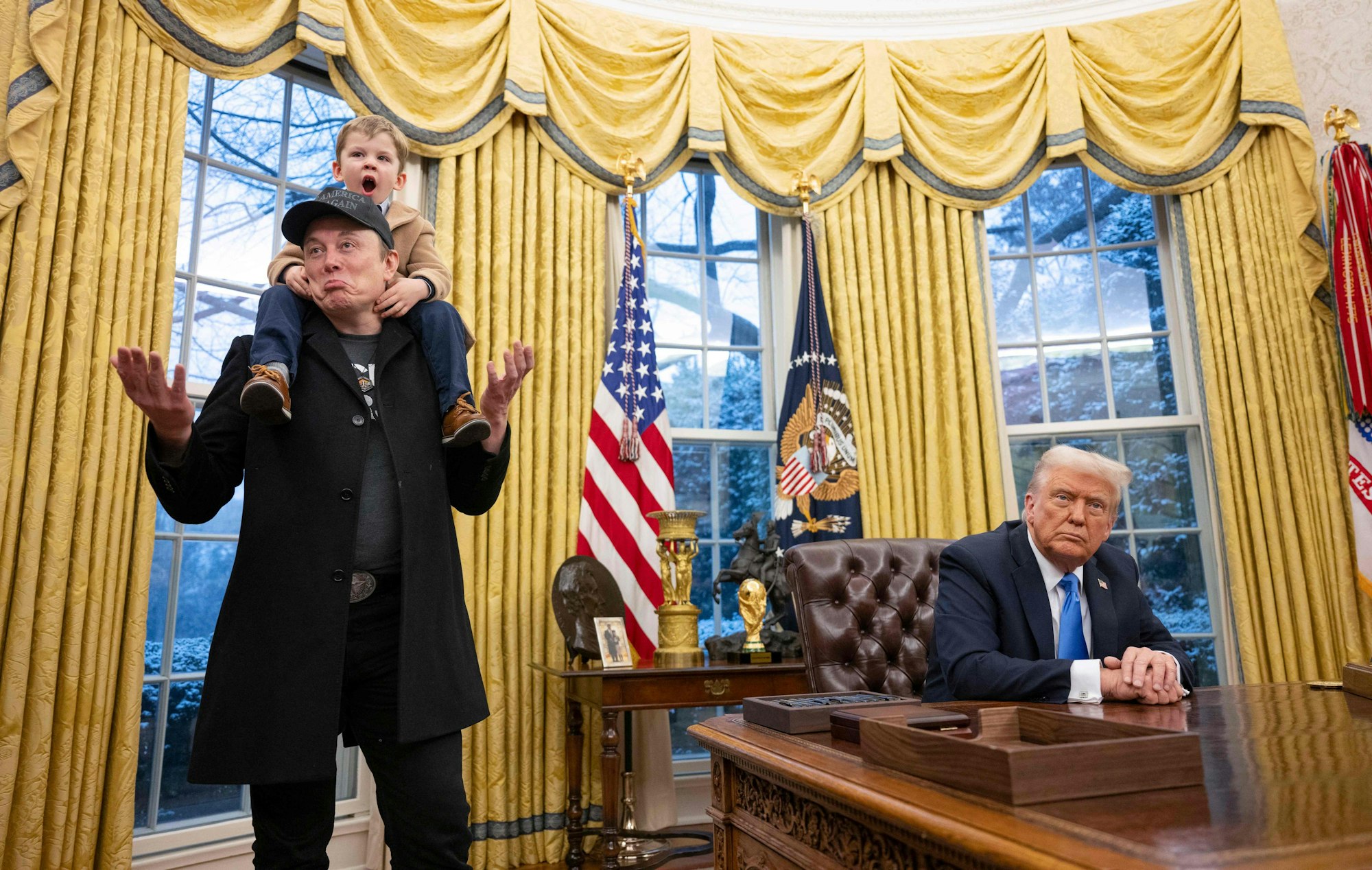 Am Dienstag präsentierte sich US-Präsident Donald Trump im Oval Office stolz gemeinsam mit Elon Musk. Der trug ein schwarzes MAGA-Käppi auf dem Kopf und seinen Sohn X auf den Schultern.