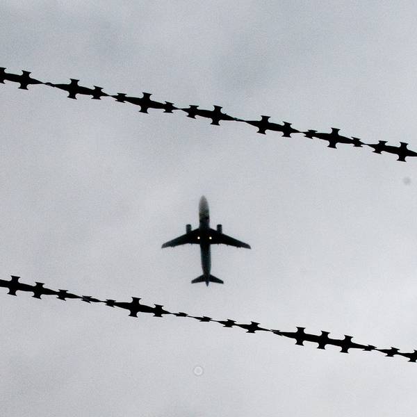 Ein Flugzeug ist hinter Stacheldraht zu sehen.