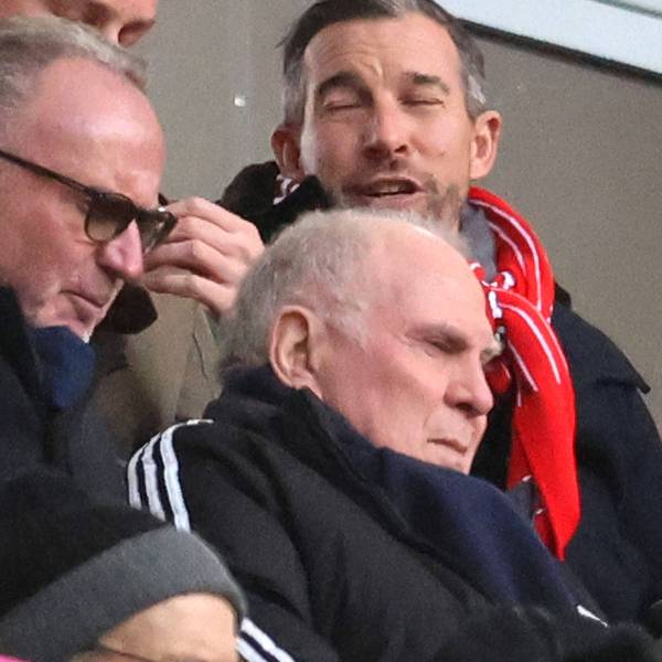 Den FC Bayern immer im Blick: Karl-Heinz Rummenigge, Mitglied des Aufsichtsrats und Ehrenpraesident Uli Hoeneß verfolgen ein Spiel auf der Ehrentribüne.