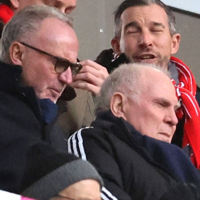 Den FC Bayern immer im Blick: Karl-Heinz Rummenigge, Mitglied des Aufsichtsrats und Ehrenpraesident Uli Hoeneß verfolgen ein Spiel auf der Ehrentribüne.