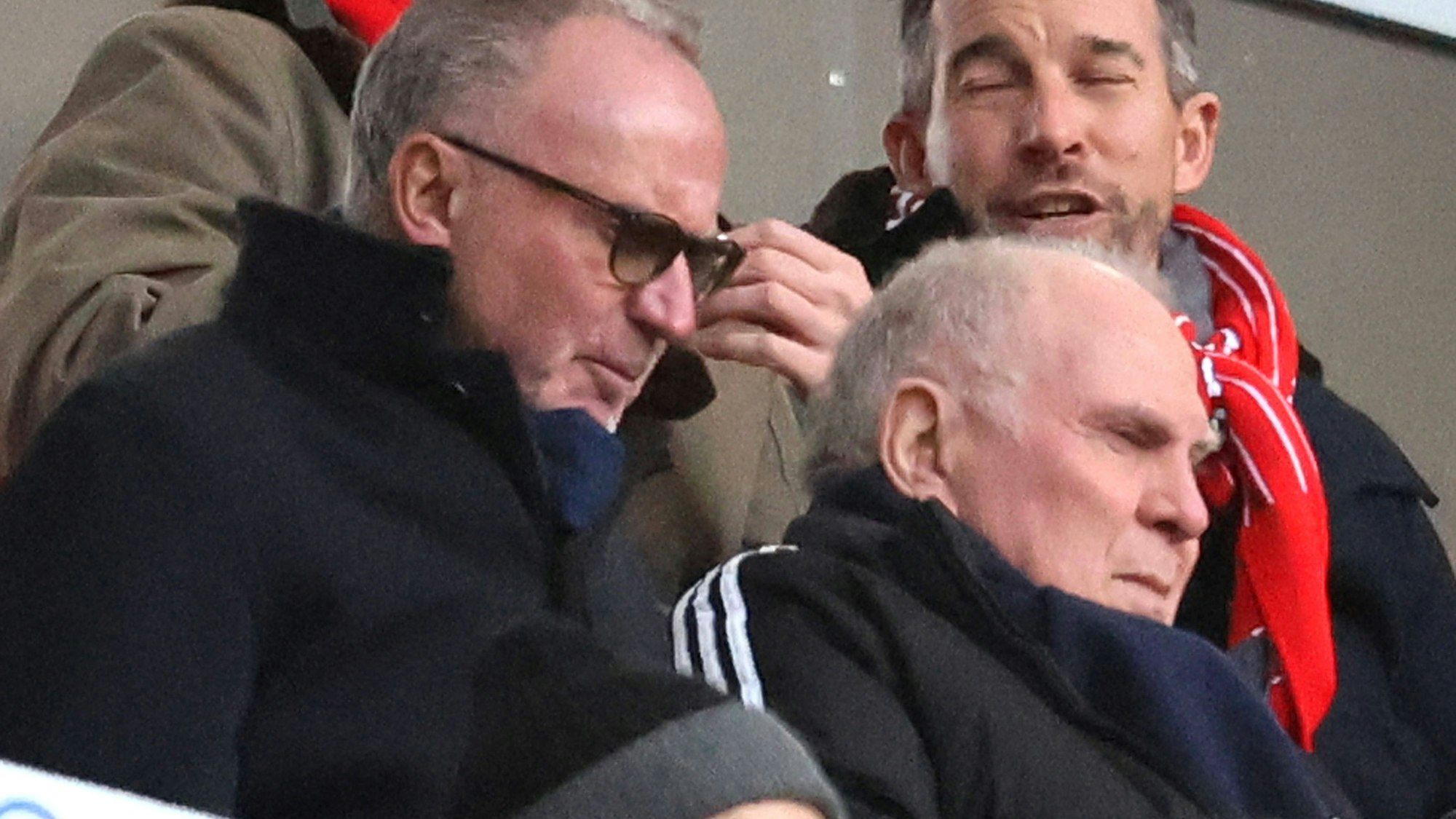 Den FC Bayern immer im Blick: Karl-Heinz Rummenigge, Mitglied des Aufsichtsrats und Ehrenpraesident Uli Hoeneß verfolgen ein Spiel auf der Ehrentribüne.