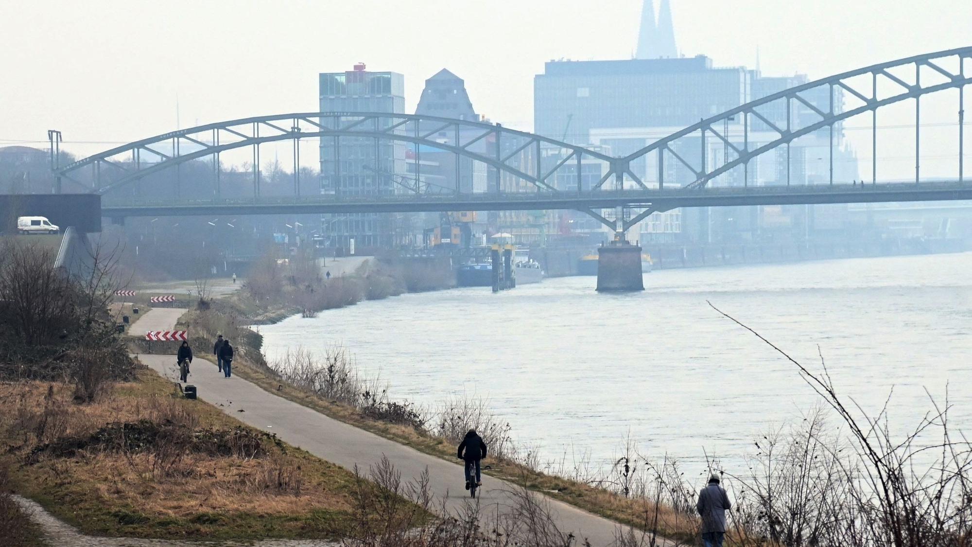 Das Rheinufer wird bald Schauplatz für den 43. Brückenlauf des ASV Köln.