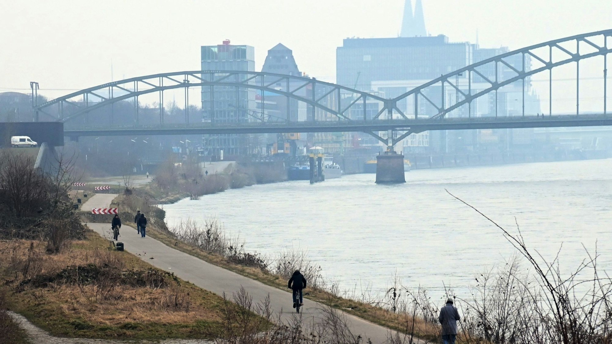 Das Rheinufer wird bald Schauplatz für den 43. Brückenlauf des ASV Köln.