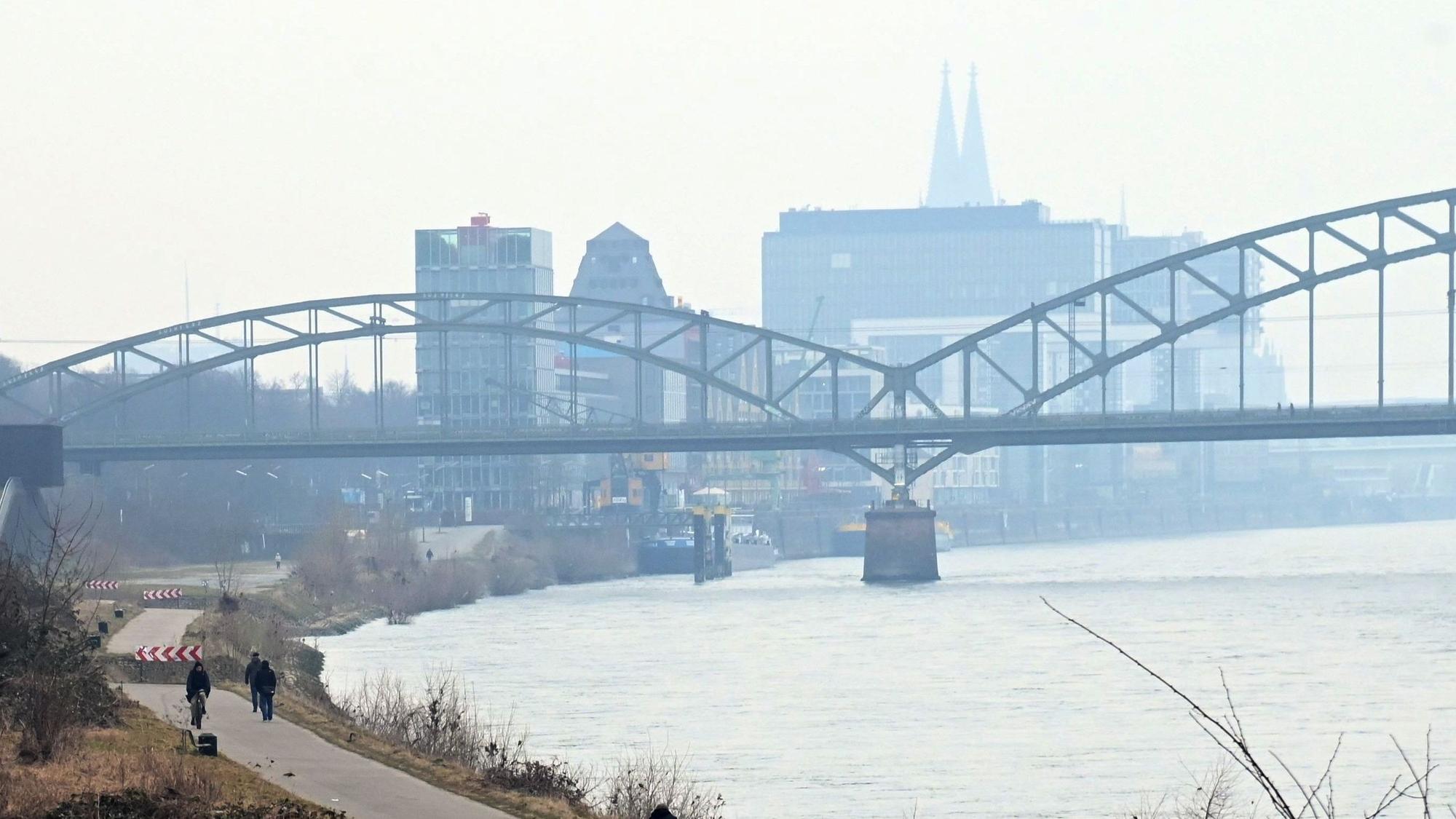 Das Bild zeigt das Kölner Rheinufer in Höhe Oberländer Ufer.