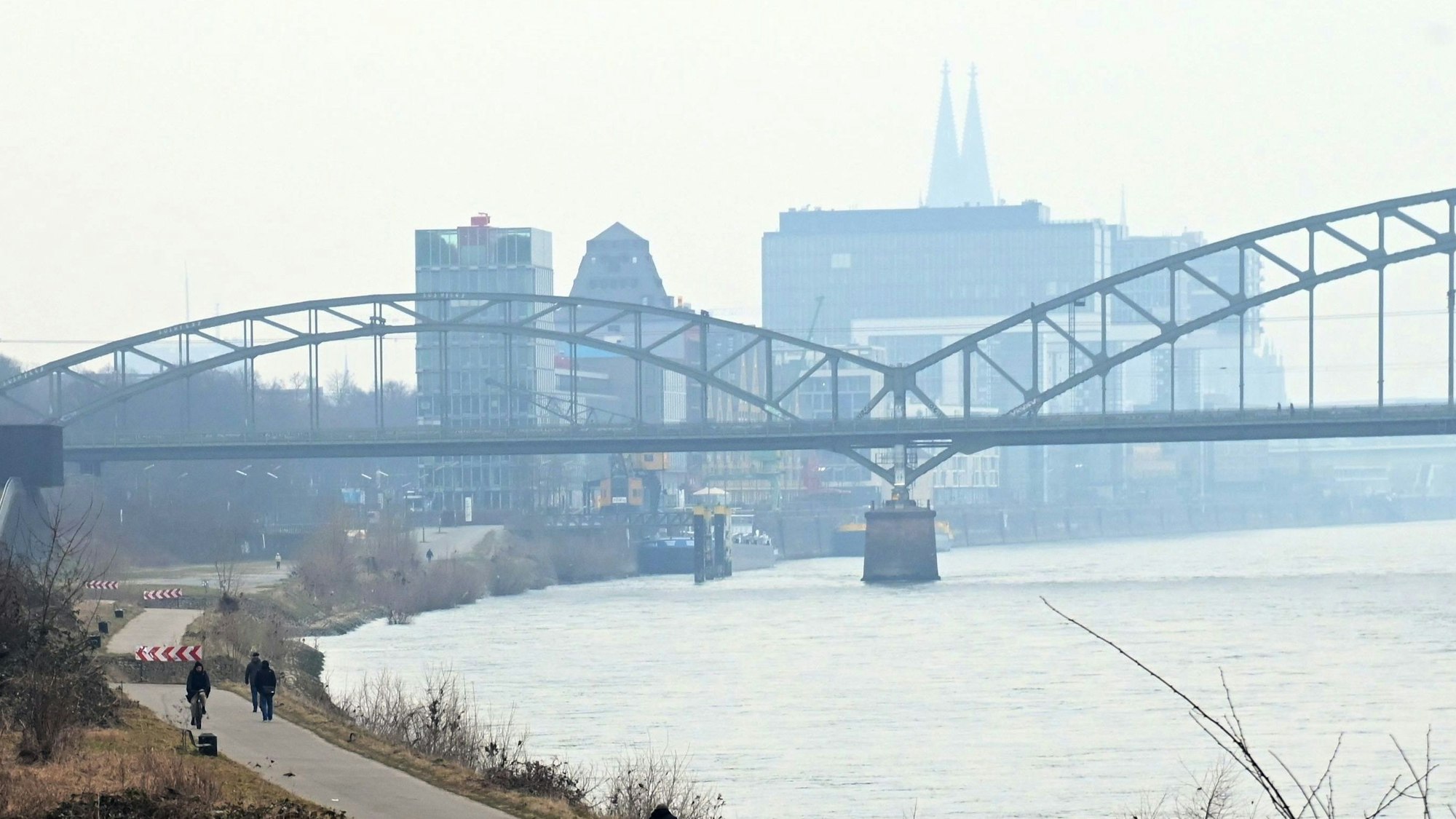 Das Bild zeigt das Kölner Rheinufer in Höhe Oberländer Ufer.