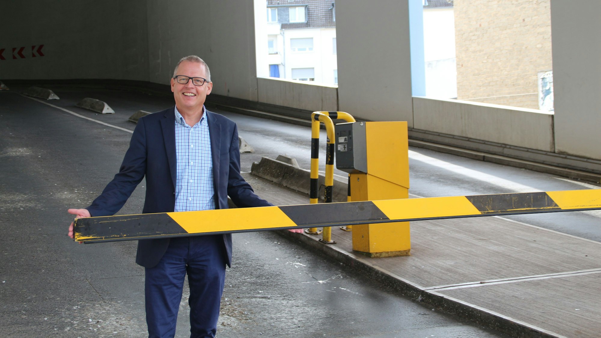 Der Geschäftsführer der SVE, Anno Schichler-Koep, an der Schranke des Veybach Centers.