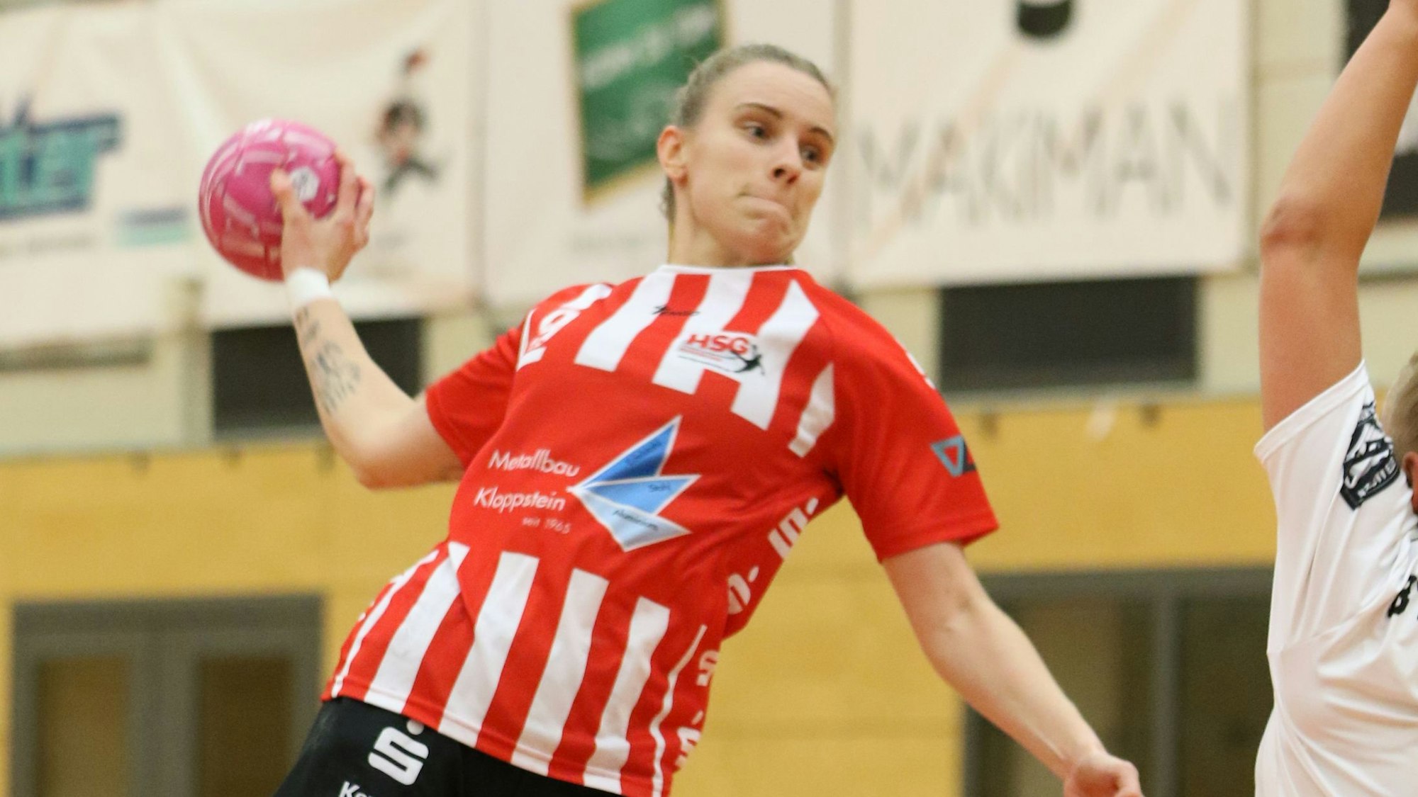 Die Handballerin Corinna Schmitz von der HSG Euskirchen setzt zum Wurf an.