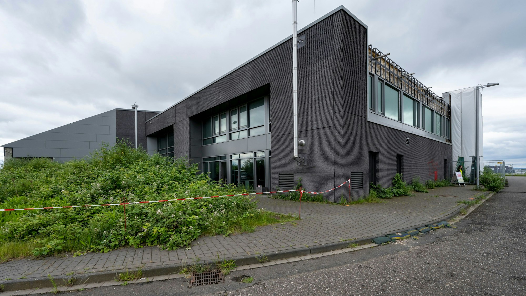25.05.2024, Köln: Der Hubschrauberhangar konnte nie fertiggestellt werden, weil der Untergrund instabil ist. Der als Kalkberg bekannte Abraumhügel ist ein Sanierungsfall. Foto: Uwe Weiser