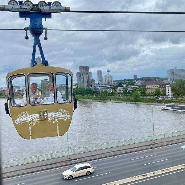 Heike Perscheid und Markus Pytlik bei ihrer Trauung in der Kölner Seilbahn