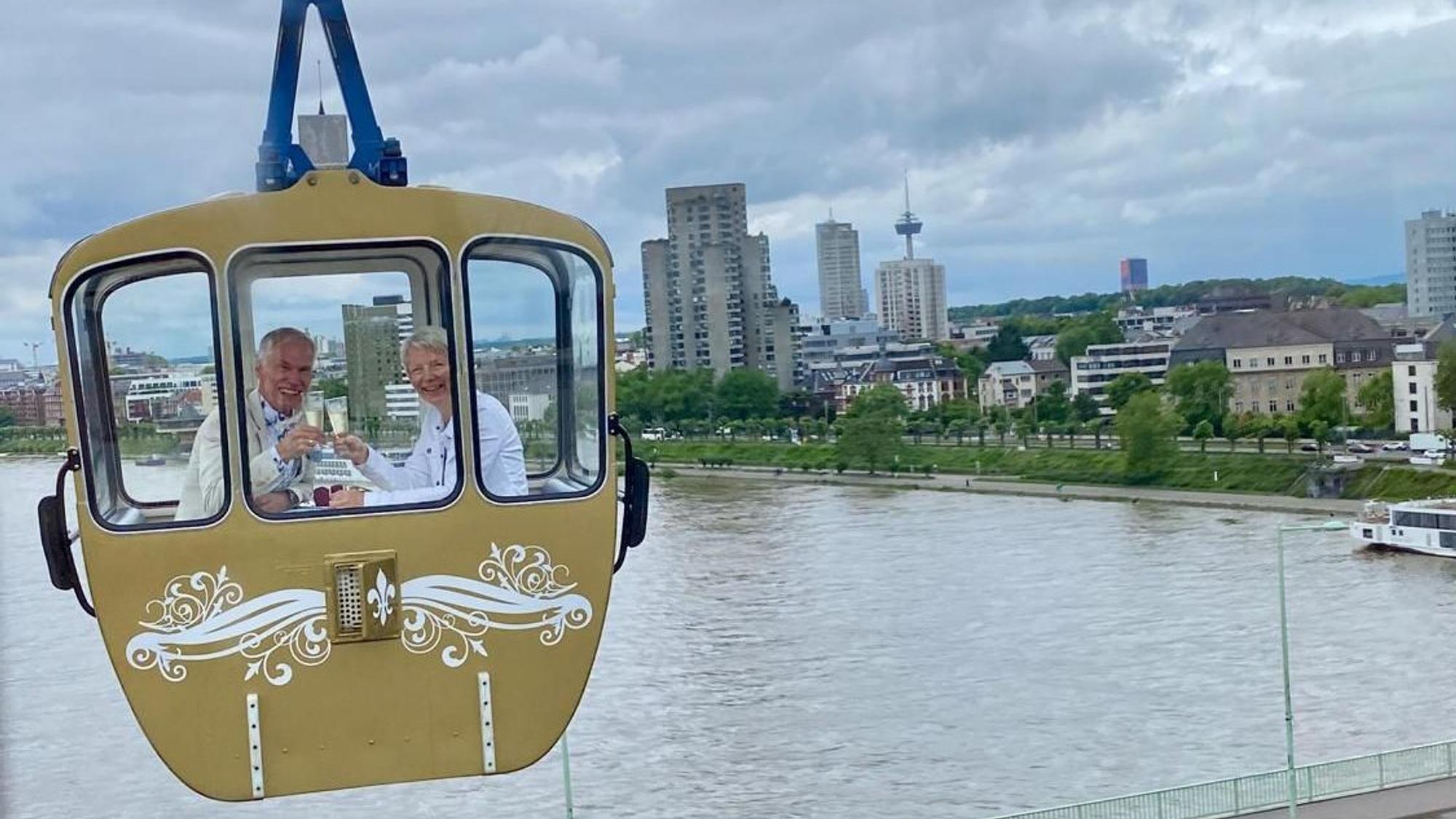 Heike Perscheid und Markus Pytlik bei ihrer Trauung in der Kölner Seilbahn