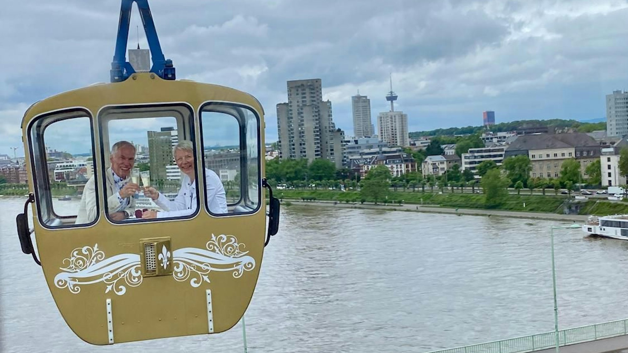 Heike Perscheid und Markus Pytlik bei ihrer Trauung in der Kölner Seilbahn