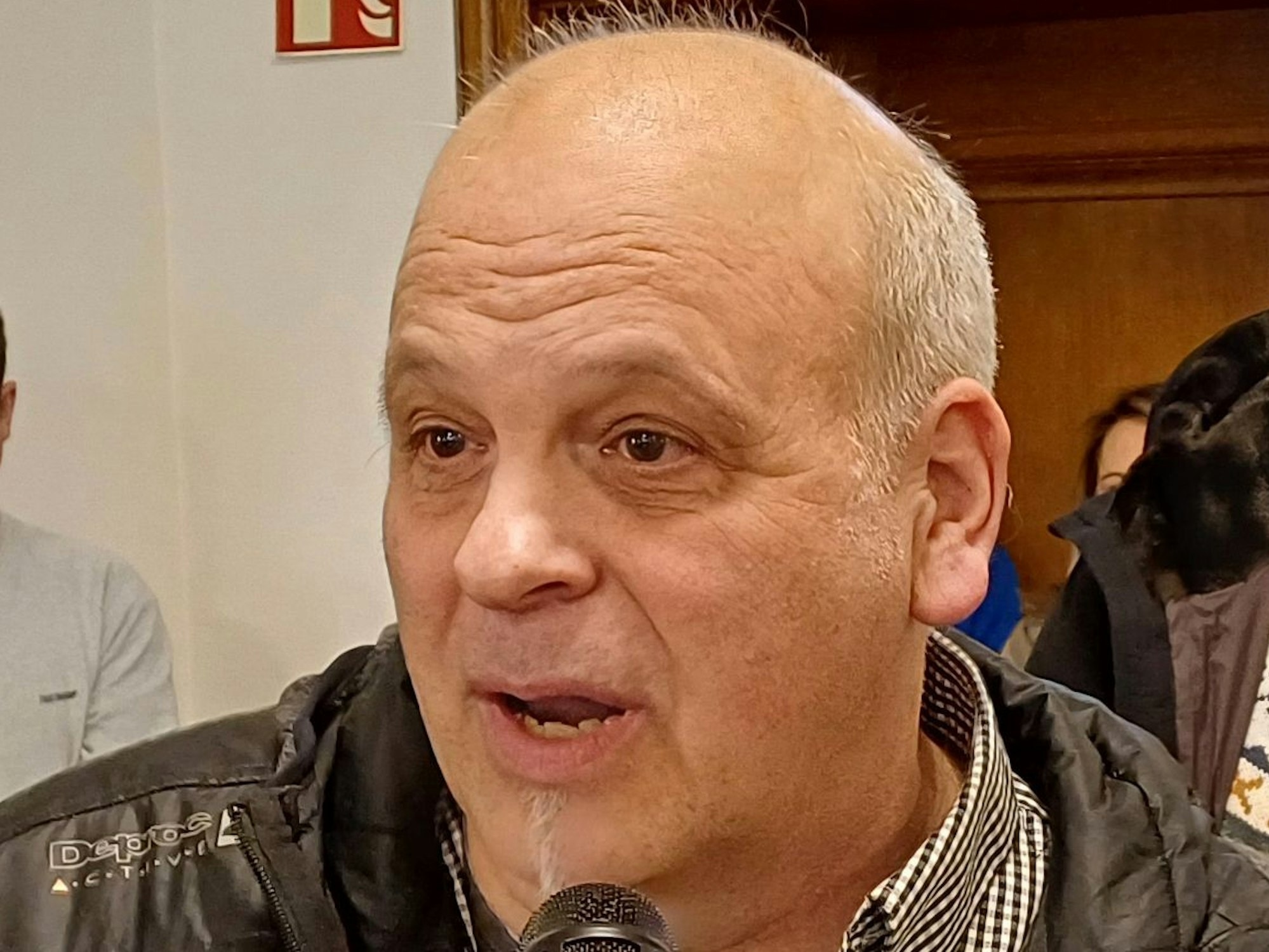 Christian Pollak steht hinter einem Mikrofon im Stadtrat.