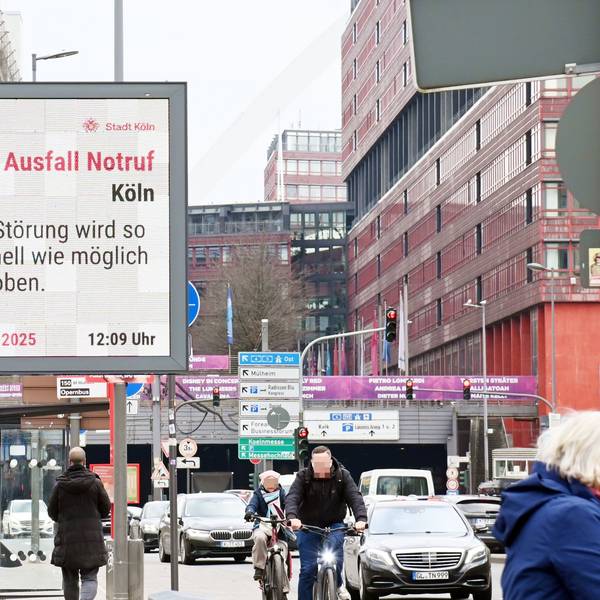 12.02.2025 Köln. Warnhinweis (auf einer Ströer-Tafel) wegen Ausfall des Notrufs in Köln. Opladener Straße. Foto: Alexander Schwaiger