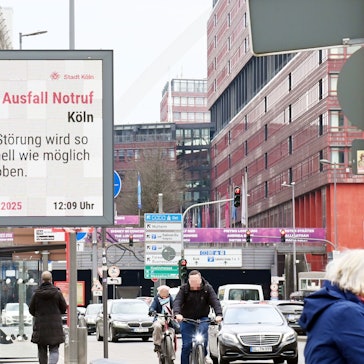 12.02.2025 Köln. Warnhinweis (auf einer Ströer-Tafel)  wegen Ausfall des Notrufs in Köln. Opladener Straße. Foto: Alexander Schwaiger