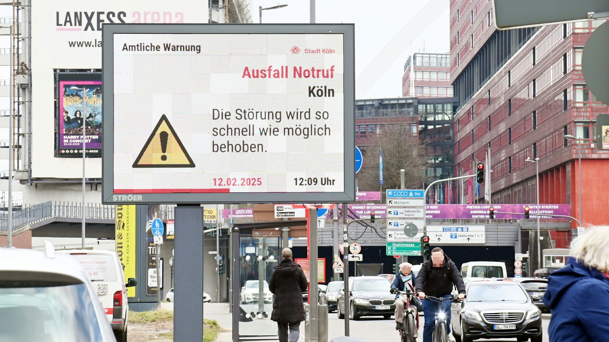 12.02.2025 Köln. Warnhinweis (auf einer Ströer-Tafel)  wegen Ausfall des Notrufs in Köln. Opladener Straße. Foto: Alexander Schwaiger