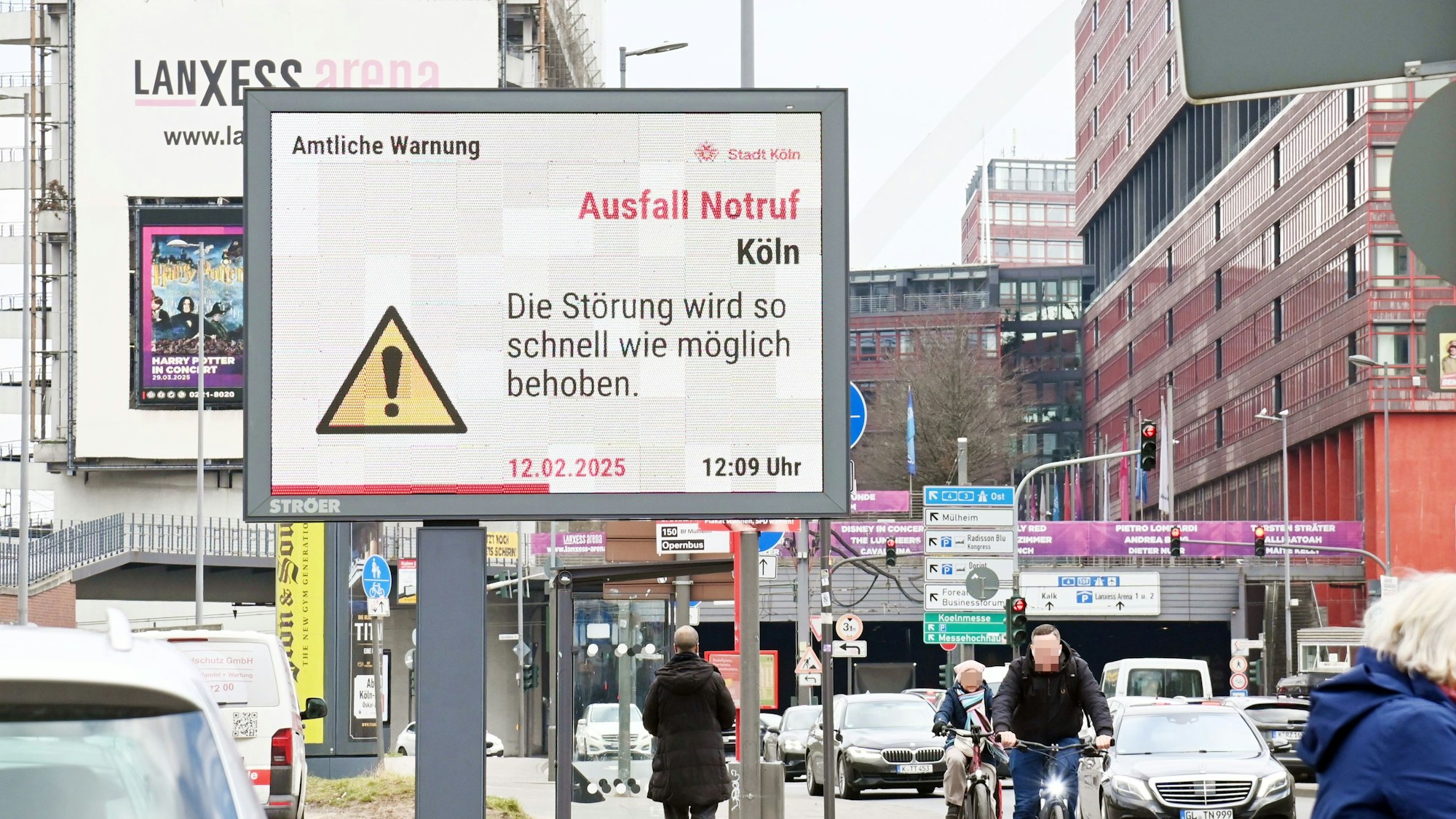 Auf einer Werbetafel wird am 12. Februar auf den Ausfall des Notrufs hingewiesen.