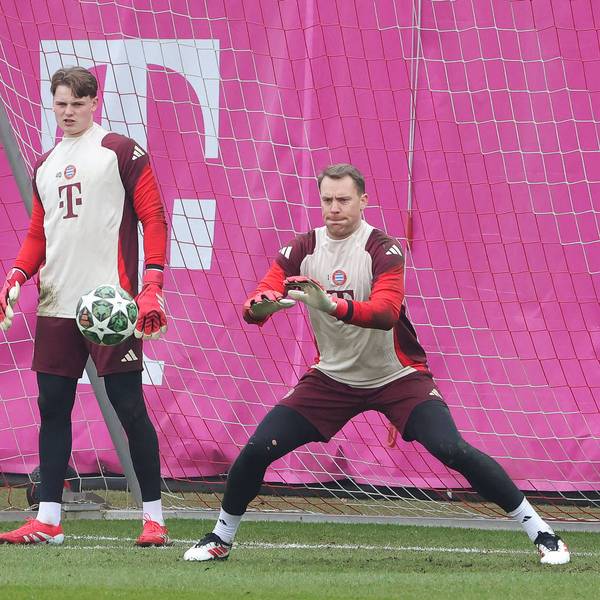 Arbeiten gemeinsam im Torwarttraining des FC Bayern: Manuel Neuer (r.) und Jonas Urbig.