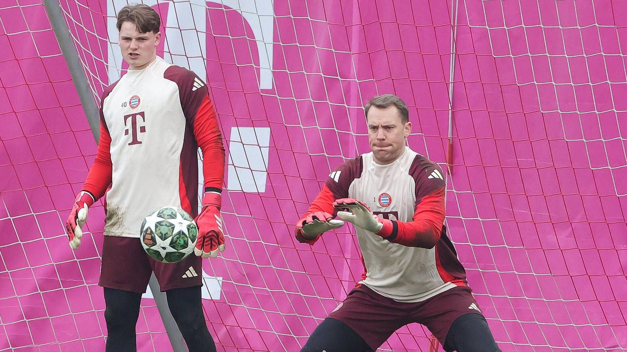 Arbeiten gemeinsam im Torwarttraining des FC Bayern: Manuel Neuer (r.) und Jonas Urbig.