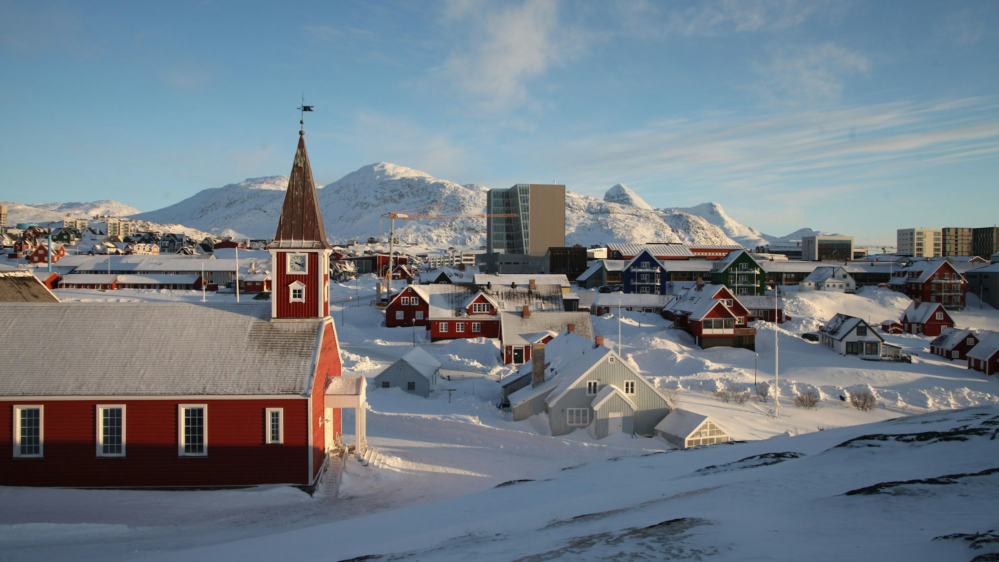 Blick auf den Stadtkern der grönländischen Hauptstadt Nuuk. Die Begehrlichkeiten von US-Präsident Trump haben das abgeschiedene Grönland plötzlich in den Fokus der Weltöffentlichkeit gerückt.