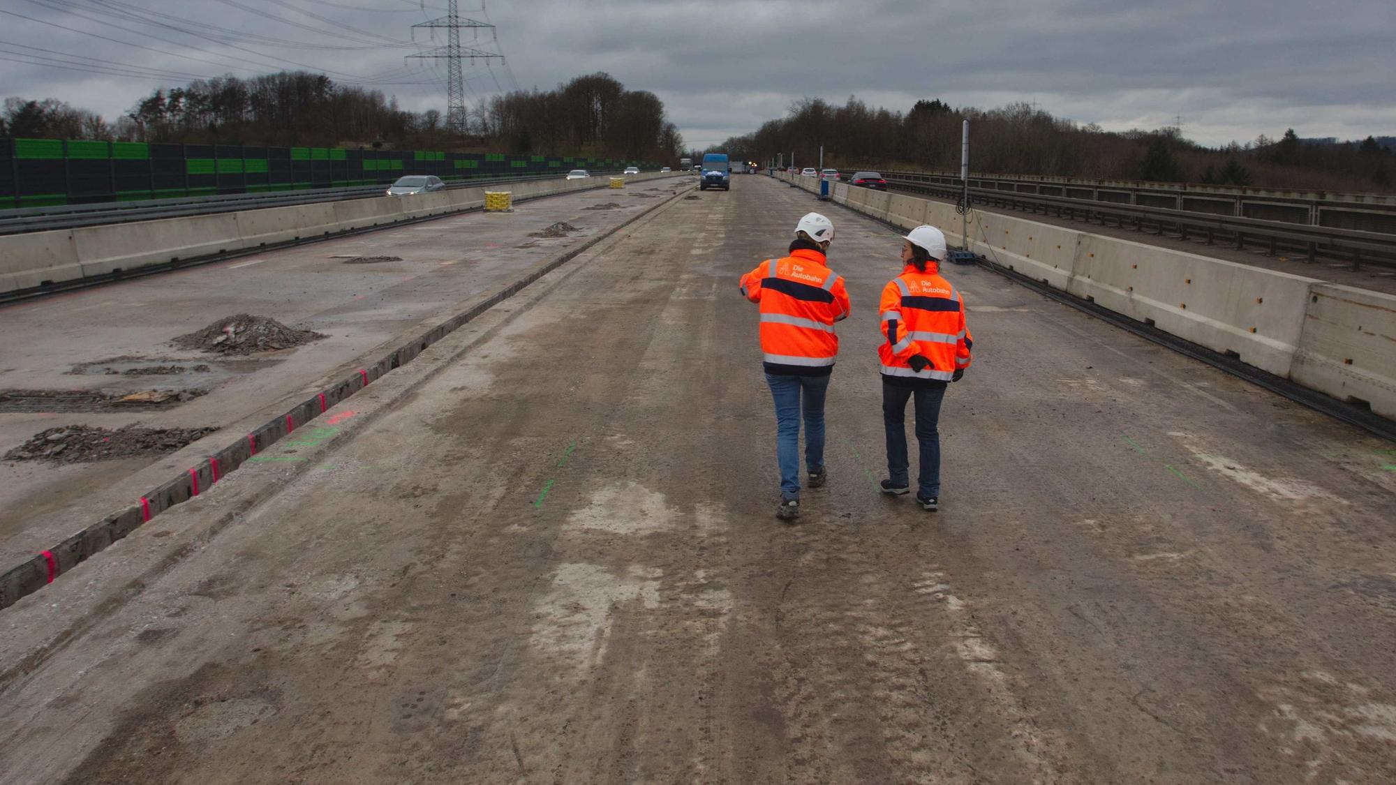 Blick über die Hunstigtalbrücke, nachdem der Belag abgefäst wurde.