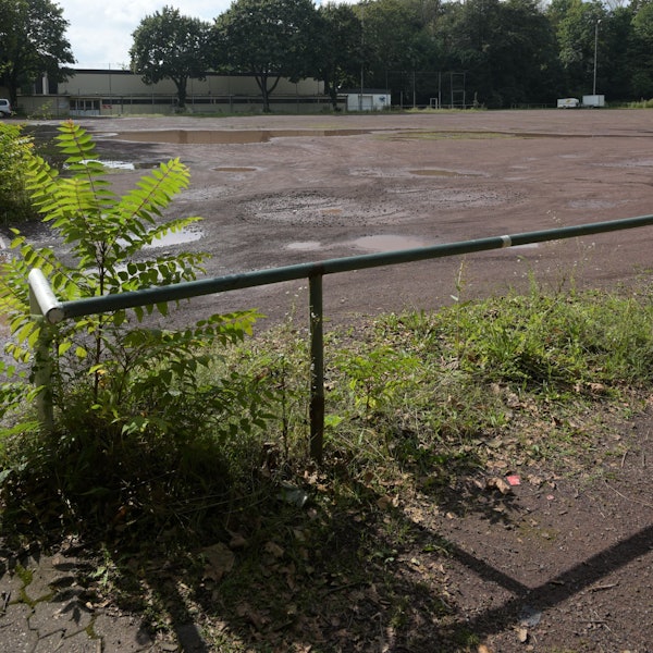 Viele Pfützen befinden sich auf dem Aschenplatz.