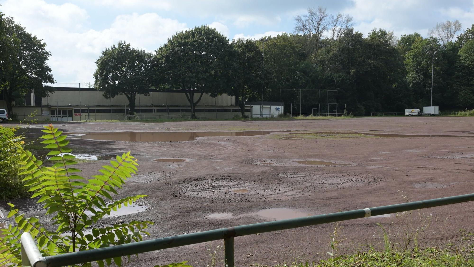 Viele Pfützen befinden sich auf dem Aschenplatz.