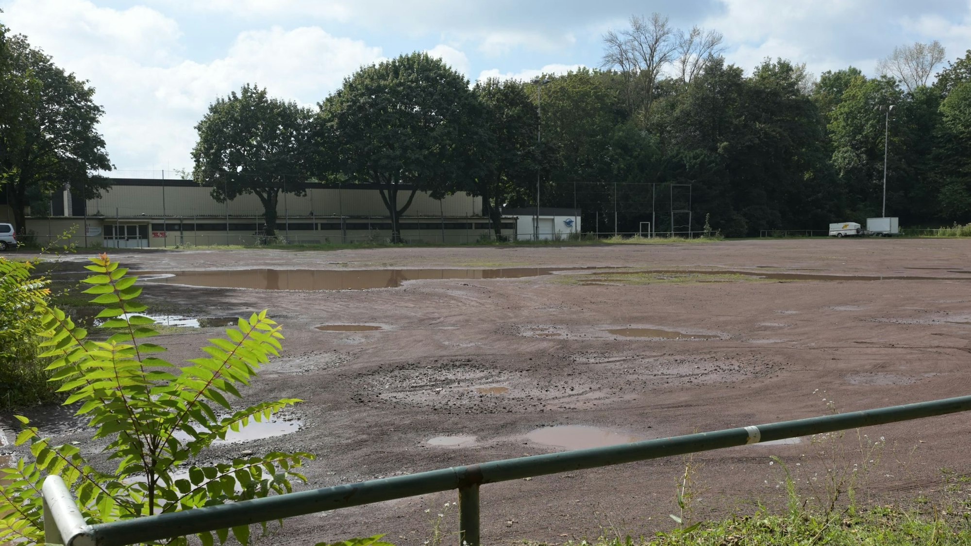 Viele Pfützen befinden sich auf dem Aschenplatz.