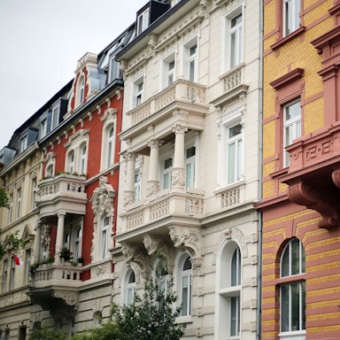 Wohnhäuser aus der Gründerzeit. Wer Eigentümer einer Immobilie ist, der zahlt Grundsteuer. Mit Blick auf die Milliardenüberschüsse in den Staatskassen hat der Eigentümerverband Haus & Grund jetzt aber die Abschaffung der Grundsteuer gefordert. (Zu dpa "Dickes Steuerplus: Haus & Grund für Abschaffung der Grundsteuer") +++ dpa-Bildfunk +++