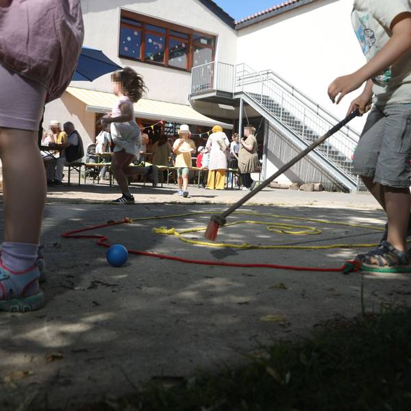 28.06.2024, Köln: Sommerfest bei der Kita "Siedlungsstrolche". Die Kita sollte vor einem Jahr geschlossen werden, weil Köln-Kitas den Betrieb eingestellt hat. Die Awo übernahm kurzfristig. Foto: Arton Krasniqi