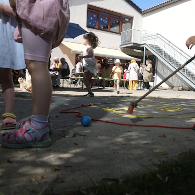 28.06.2024, Köln: Sommerfest bei der Kita "Siedlungsstrolche". Die Kita sollte vor einem Jahr geschlossen werden, weil Köln-Kitas den Betrieb eingestellt hat. Die Awo übernahm kurzfristig. Foto: Arton Krasniqi