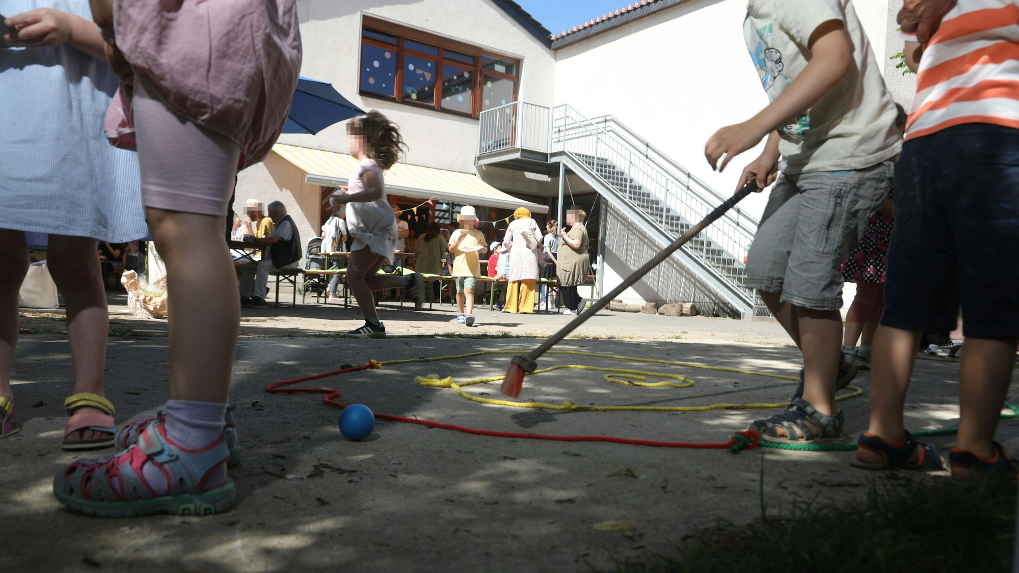 28.06.2024, Köln: Sommerfest bei der Kita "Siedlungsstrolche". Die Kita sollte vor einem Jahr geschlossen werden, weil Köln-Kitas den Betrieb eingestellt hat. Die Awo übernahm kurzfristig. Foto: Arton Krasniqi