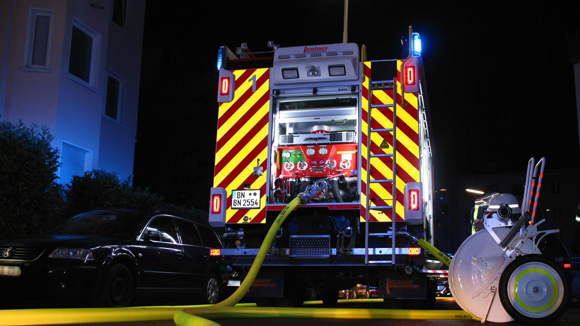 Ein Löschfahrzeug der Feuerwehr Bonn bei einem Einsatz (Symbolfoto).