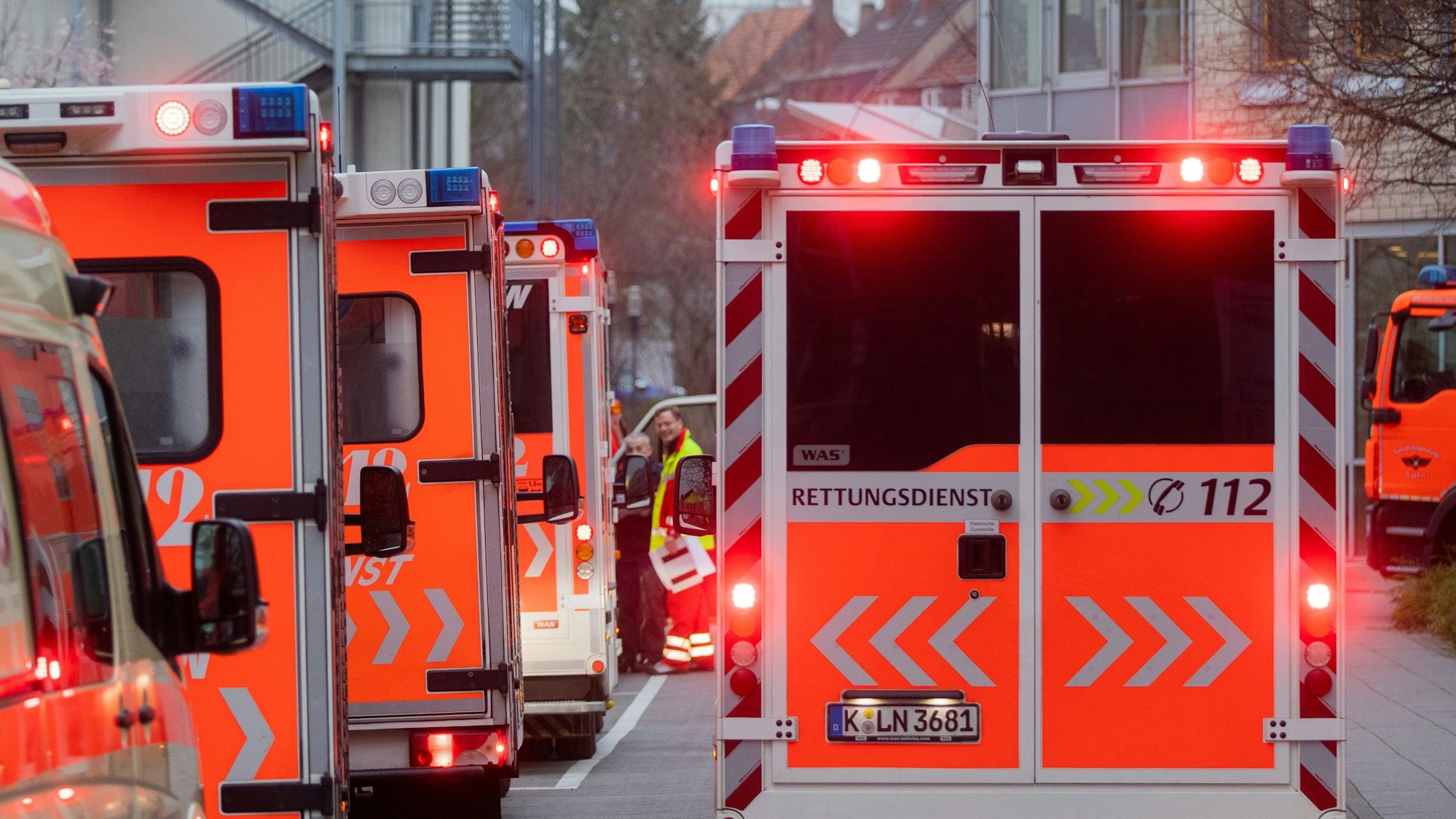 Krankenwagen stehen auf dem Gelände der Universitätsklinik. Schon wieder steht in Köln wegen einer Blindgänger-Entschärfung eine Evakuierungsaktion an. An diesem Donnerstag müssen Teile der Kölner Universitätsklinik geräumt werden. +++ dpa-Bildfunk +++