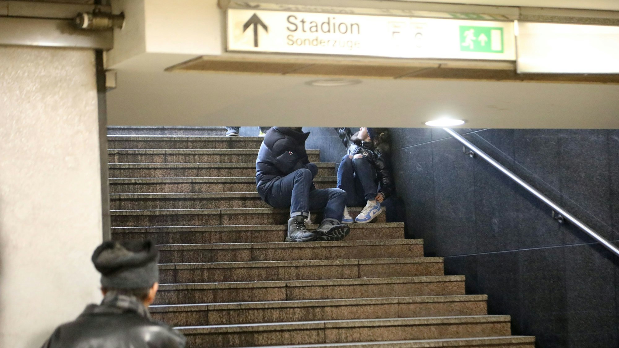 Auf dem Treppenabgang zur U-Bahn am Neumarkt werden häufig Drogen konsumiert und mit Rauschgift gedealt.