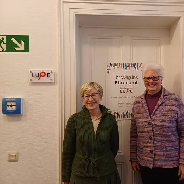 Maria Luisa Binda und Monika Berger-Lohr von der Lupe