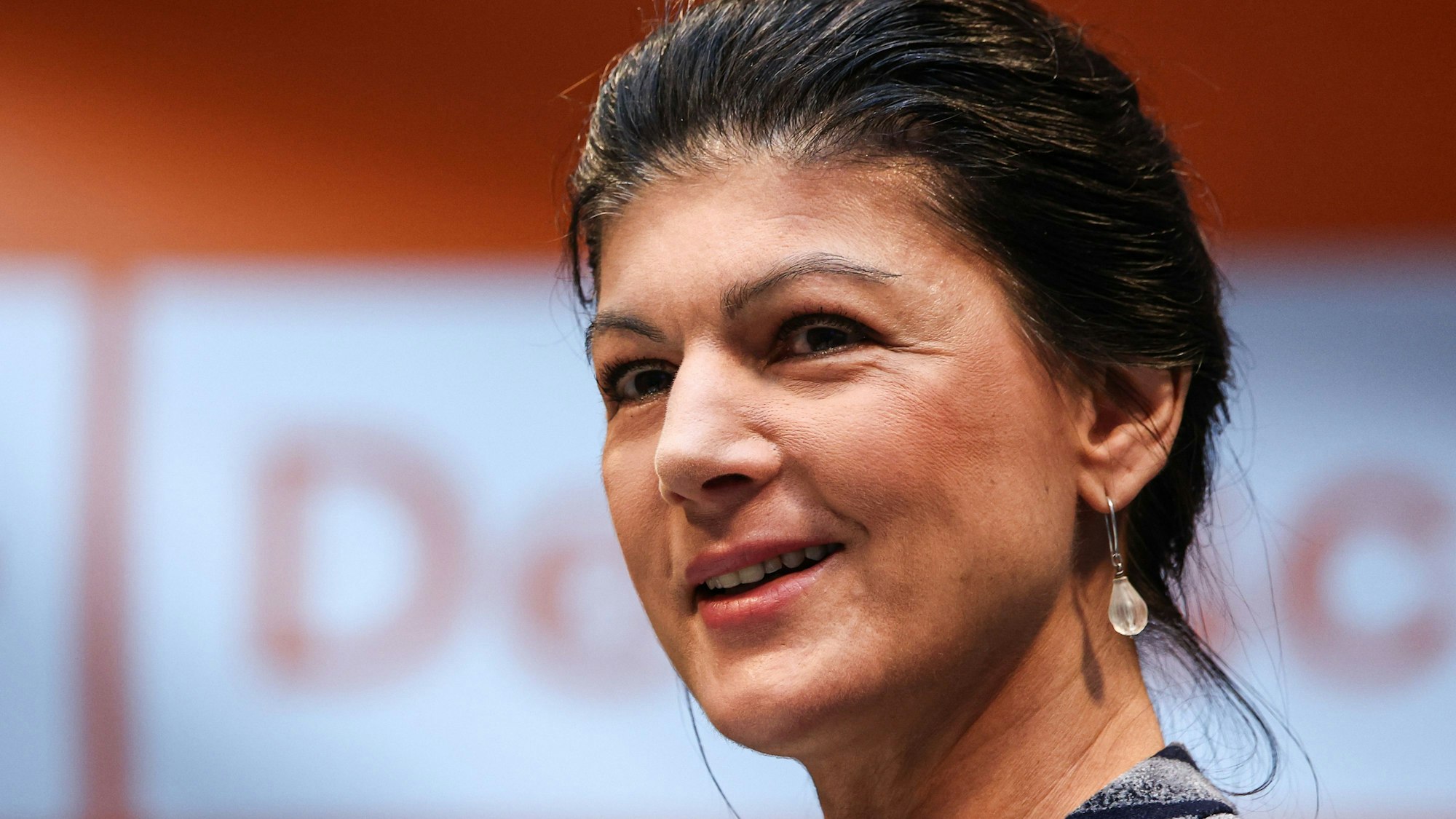 Sahra Wagenknecht, Kanzlerkandidatin und Bundesvorsitzende des Bündnis Sahra Wagenknecht (BSW), spricht auf einer Veranstaltung. (Archivbild)