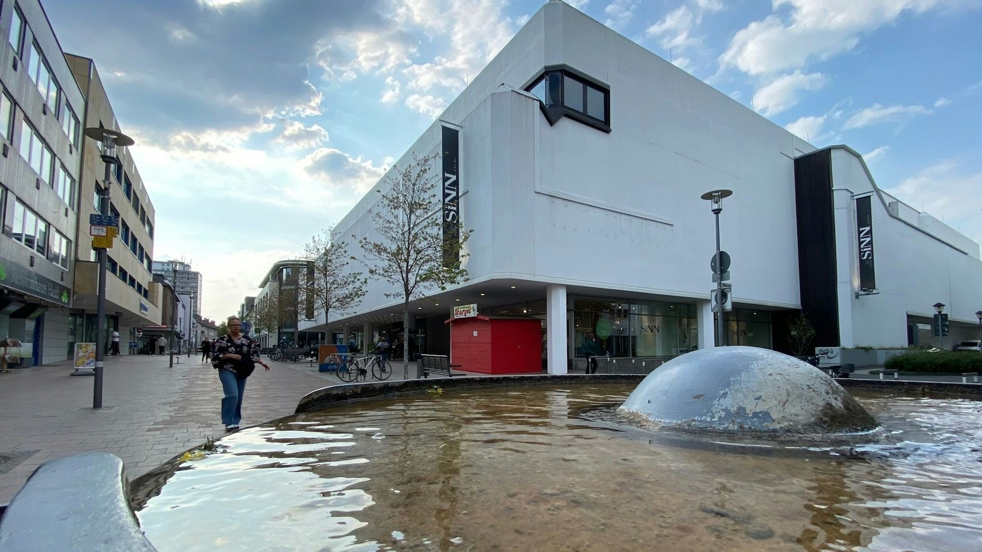 Zu sehen ist die Sinn-Filiale in Brühl.