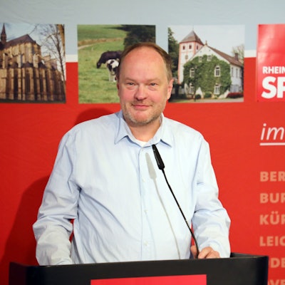 SPD-Kreisvorsitzender Hinrich Schipper (Hinni Schipper) aus Kürten beim Kreisparteitag der SPD Rhein-Berg im Spiegelsaal des Bergischen Löwen