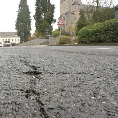 Marode, sanierungsbedürftige Straßen im Stadtgebiet - Ommerbornstraße in Sand