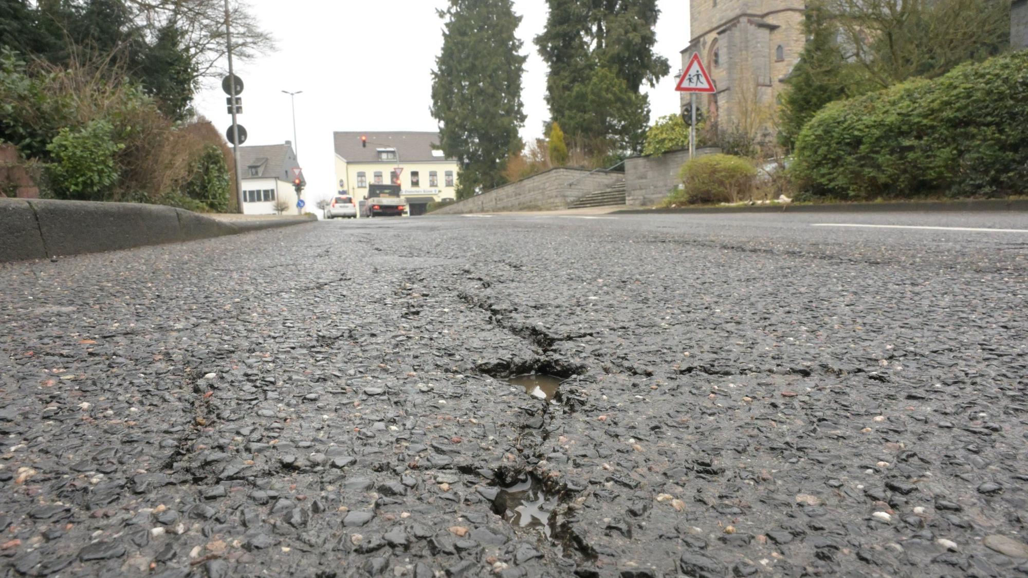 Marode, sanierungsbedürftige Straßen im Stadtgebiet - Ommerbornstraße in Sand