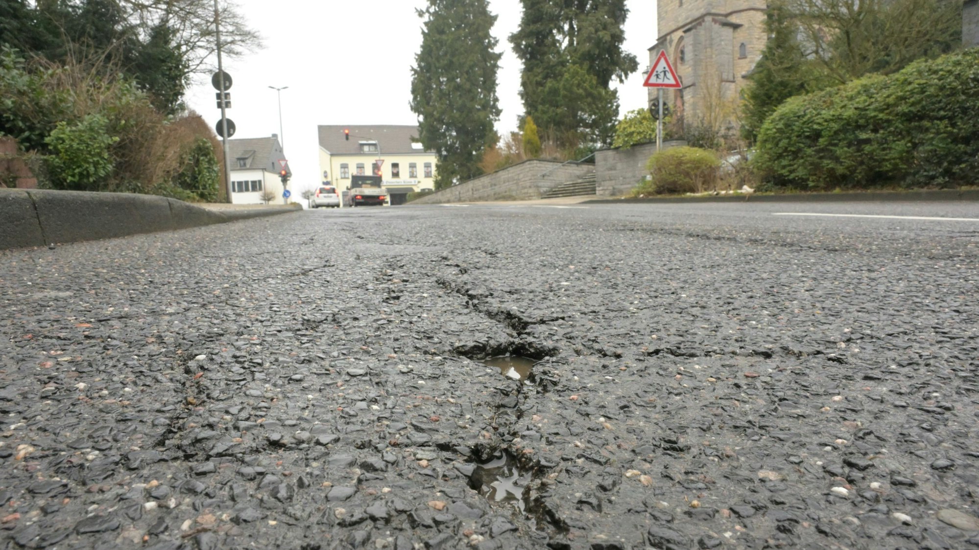 Marode, sanierungsbedürftige Straßen im Stadtgebiet - Ommerbornstraße in Sand