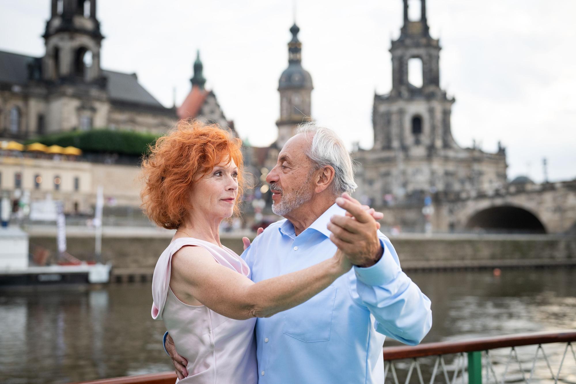 Stubbe überrascht Marlene mit einem Tango-Tanz.
vlnr.: Marlene (Heike Trinker); Stubbe (Wolfgang Stumph)